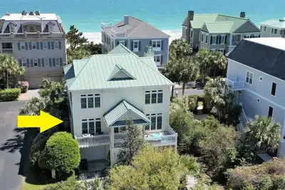 Cordy Custom Beach House dispose d'un plan d'étage spacieux, d'une vue partielle sur l'océan et d'un accès direct à la plage