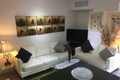 Image de Grand condo de luxe du centre-ville avec 2 places de stationnement