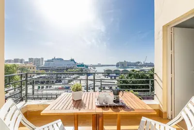 Image de 3 chambres appartement avec terrasse et vue sur la mer-face port de Malaga