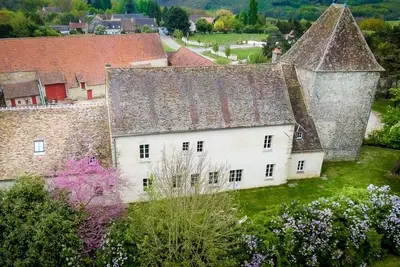 Image de Manoir fortifié avec pour horizon les champs à perte de vue