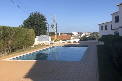 Image de Appartement avec vue sur la mer depuis le balcon supérieur et piscine partagée. 5 minutes à pied de la plage