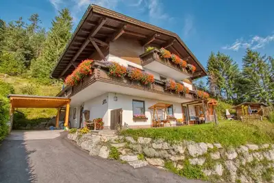 Image de très bien équipée, vue panoramique, jardin ensoleillé avec belvédère et barbecue