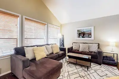 Image de Dog-friendly, mis à jour la maison avec bain à remous privé et passes Sharc!