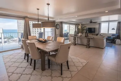 Nouveau! Penthouse 2 chambres de luxe à Waikiki avec vue sur l'océan, parking gratuit et Wifi