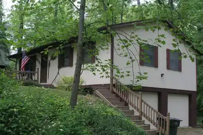 Image de Simple Cottage Situé dans les bois par le lac Michigan