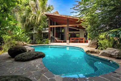 Image de Piscine, A / C dans toutes les chambres, 10 minutes Ă pied de la plage / restaurants / ville, barbecue, pas de 4x4!