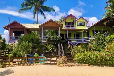 Image de Bord de l'océan à Maya Beach: w / dock, wifi, 4-6 SUPs, kayaks, 4 vélos - sur le sable