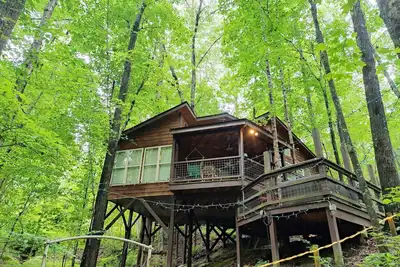 Image de AgEagle Treehouse - SummerDates Disponible! Hot Tub / Loft / Firepit / Grill / Wifi + Plus!