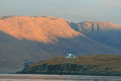 Image de Luxueux, isolé, primé Highland Eco-Lodge, bain à remous panoramique vue mer