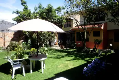 Image de Casa Bella Mia. Cet appartement spacieux et accueillant avec un jardin luxuriant vous attend!