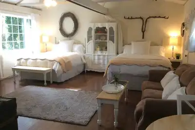 Image de Main Street Farmhouse Cottage