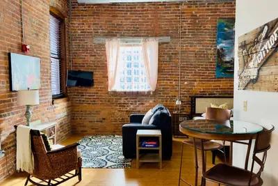 Image de Marchez Jusqu'à Honky Tonks! Downtown Nashville Loft: 50 à 70% de Réduction sur M-w! Kenny, 2 Personnes Locations de Vacances à Nashville par Musiccityloft sur Vrbo