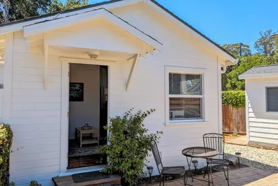 Image de Bungalow de plage confortable et privé, bain à remous, chien ok, 3 blocs courts à la plage.