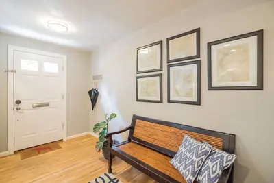 Image de Incroyable maison de ville avec parking, à seulement quelques pâtés de maisons de monuments et musées