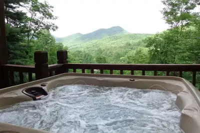 Image de Offres spéciales de la semaine - Belles vues sur le Mtn au milieu du bain à remous au pays du vin