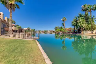 Image de Belle maison de ville récemment rénovée et entièrement meublée sur l'eau!