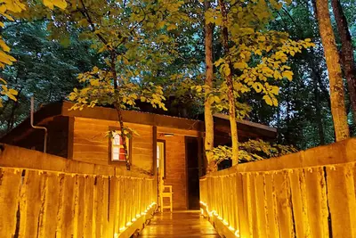 Image de Hummingbird Hideaway - Les bois attendent! ! Escapade dans une cabane unique + HotTub