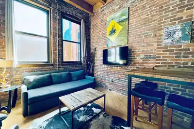 Image de Marchez Jusqu'à Honky Tonks! Downtown Nashville Loft: 50 à 70% de Réduction sur M-w! No Show Jones, 6 Personnes Location de Vacances à Nashville par Musiccityloft sur Vrbo