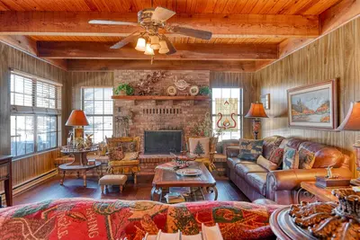 Image de Nouvelle Liste! Log Lodge classique avec porche ombragé, patio et chiminea - près de la randonnée