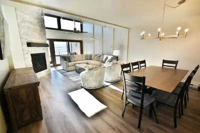 Image de Vues sur le monde, terrasse privée, piscine intérieure, bain à remous, garage, ascenseur