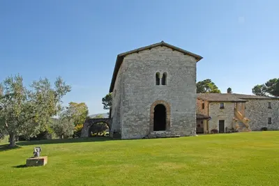 Image de Monastère rénové du XIIIe siècle, entouré de vignobles primés