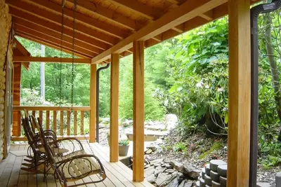 Image de Nouvelle maison en bois de cèdre rouge juste à côté de la promenade Blue Ridge dans la Petite Suisse, Nc