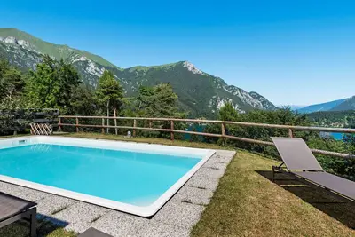 Image de maison de vacances Ă Ledro avec terrasse
