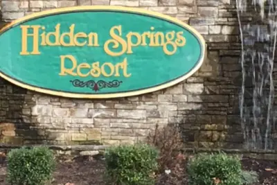Image de 1 mile de Dollywood, cabine à 3 niveaux, peut accueillir jusqu'à 16, en face de la piscine