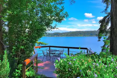 Image de Cette Whidbey Island maison front de mer de vacances est votre propre station privée.
