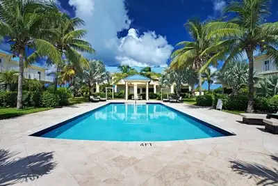 Image de Magnifique maison de ville de 2 chambres Ă quelques pas de Gracebay Beach! ** Location de voiture disponible **