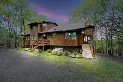 Image de Pocono House W / Outdoor Hottub, Pet Friendly, 2 Canoes, Kayak & Firepit