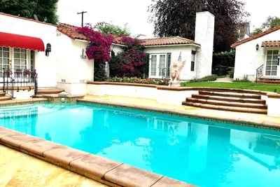 Image de Magnifique maison espagnole dans un jardin secret: votre propre complexe