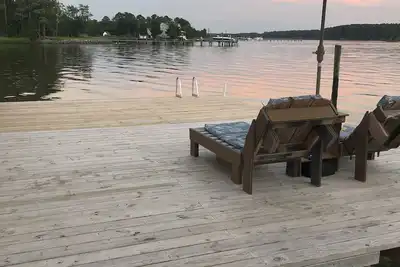 Image de Charming Riverfront Guest Cottage d'une chambre