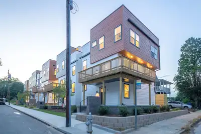 Image de Nouvelle maison moderne avec terrasse sur le toit d'Atlanta Skyline