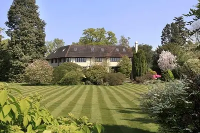 Image de Élégante maison de famille adossée à un terrain de golf.