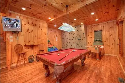 Image de La cabine la plus unique de Smokies, votée par le magazine Southern living! Gameroom + HotTub