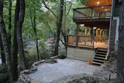 Image de Treetop Treasure niché dans les Blue Ridge Mountains