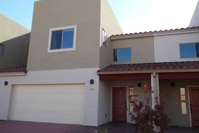 Image de Le luxe à prix réduit! Spacieuse nouvelle maison de ville 3 Br avec 3 salles de bains privatives