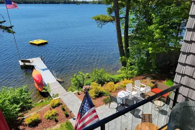 Image de Belle maison au bord du lac près du parc national d'Acadia avec kayaks et planches à pagaie