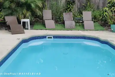 Image de Maison de 4 chambres avec piscine de 3000 pieds carrés - bain à remous et douche à effet pluie dans la salle de bains principale