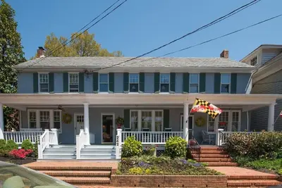 Image de Charmante maison de rangée dans un jardin, facile à 4 pâtés de maisons du coeur d'Annapolis.