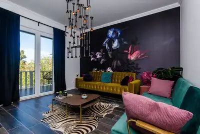 Image de Maison en pierre de luxe avec jacuzzi et grande terrasse