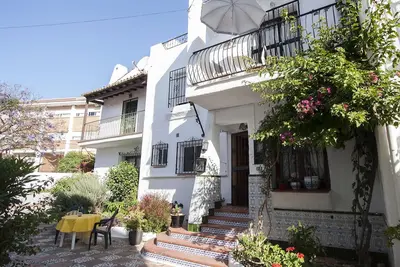 Image de Maison de ville 2 Br avec piscine près de la plage et du centre ville - 10 au 31 mai disponibles.