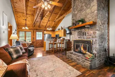 Image de Véritable cabane en rondins avec foyer, bains à remous, piscine intérieure