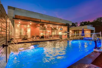 Image de Arrive Pinnacle Estate | Jusqu'à 11 lits | Casita | 5 mi à Atx | Piscine / Spa