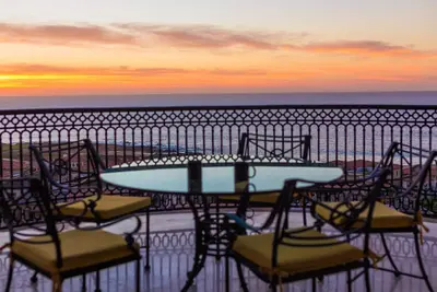 Image de Offre spéciale estivale de 10% sur la vue sur la mer, jacuzzi privé, parcours de golf à pied jusqu'à la plage