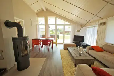 Image de Maison en bois exclusif avec un sens élevé directement sur la digue la mer du Nord