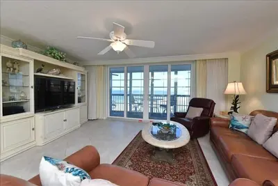 Image de Offrez-vous un condo entièrement rénové et mis à jour au 6ème étage avec 2 chambres et 2 salles de bains.