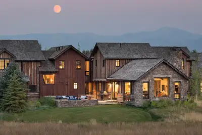 Image de Maison de luxe nouvellement construite avec une vue imprenable sur les pistes de Jackson Hole Mountain Resort.