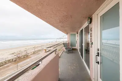 Image de Ocean Front Suites - Immense patio sur la plage - 4 unités disponibles (4005 à l'étage)